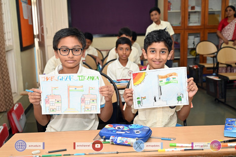 317---Std-1-to-6-Enjoying-Art-Workshop-on-78th-Independence-Day-