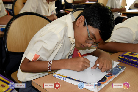 229---Std-1-to-6-Enjoying-Art-Workshop-on-78th-Independence-Day-