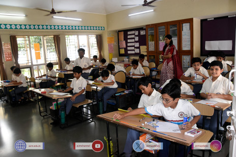 227---Std-1-to-6-Enjoying-Art-Workshop-on-78th-Independence-Day-