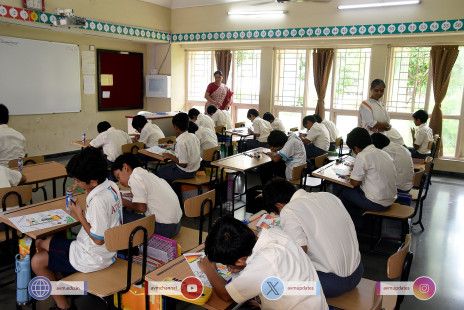 215---Std-1-to-6-Enjoying-Art-Workshop-on-78th-Independence-Day-
