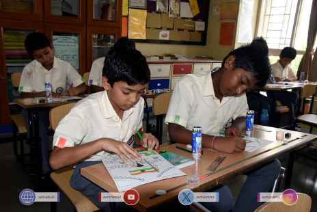 207---Std-1-to-6-Enjoying-Art-Workshop-on-78th-Independence-Day-