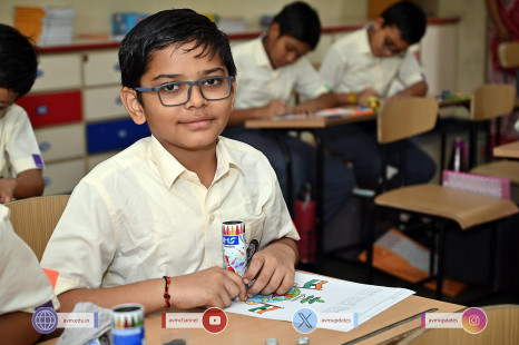 166---Std-1-to-6-Enjoying-Art-Workshop-on-78th-Independence-Day-