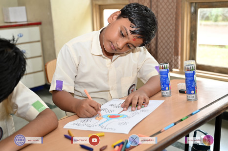 151---Std-1-to-6-Enjoying-Art-Workshop-on-78th-Independence-Day-