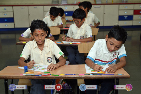 139---Std-1-to-6-Enjoying-Art-Workshop-on-78th-Independence-Day-
