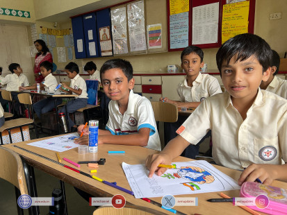 48---Std-1-to-6-Enjoying-Art-Workshop-on-78th-Independence-Day-