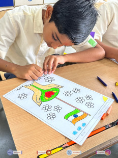 285---Std-1-to-6-Enjoying-Art-Workshop-on-78th-Independence-Day-