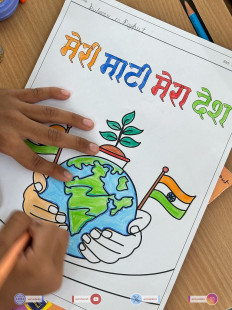 287---Std-1-to-6-Enjoying-Art-Workshop-on-78th-Independence-Day-