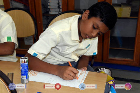 241---Std-1-to-6-Enjoying-Art-Workshop-on-78th-Independence-Day-