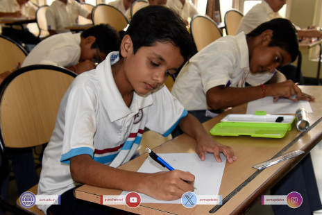 217---Std-1-to-6-Enjoying-Art-Workshop-on-78th-Independence-Day-