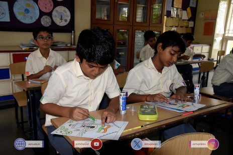 208---Std-1-to-6-Enjoying-Art-Workshop-on-78th-Independence-Day-