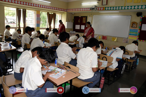 209---Std-1-to-6-Enjoying-Art-Workshop-on-78th-Independence-Day-