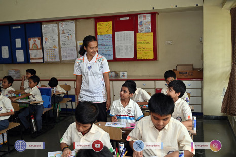 182---Std-1-to-6-Enjoying-Art-Workshop-on-78th-Independence-Day-
