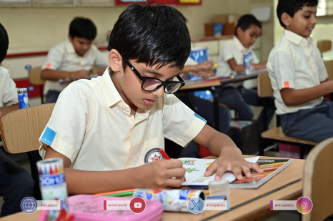174---Std-1-to-6-Enjoying-Art-Workshop-on-78th-Independence-Day-