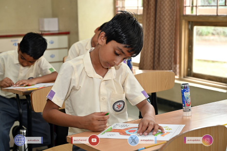 149---Std-1-to-6-Enjoying-Art-Workshop-on-78th-Independence-Day-