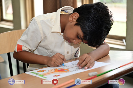 147---Std-1-to-6-Enjoying-Art-Workshop-on-78th-Independence-Day-