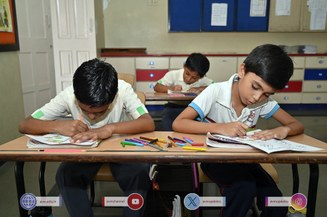 130---Std-1-to-6-Enjoying-Art-Workshop-on-78th-Independence-Day-