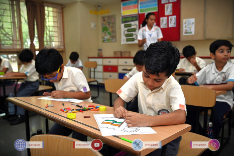 126---Std-1-to-6-Enjoying-Art-Workshop-on-78th-Independence-Day-