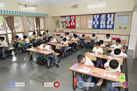 116---Std-1-to-6-Enjoying-Art-Workshop-on-78th-Independence-Day-