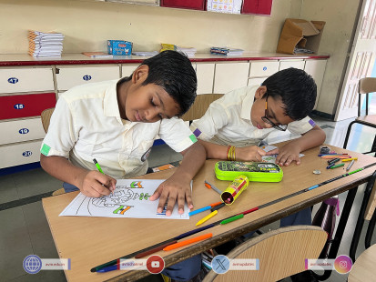 59---Std-1-to-6-Enjoying-Art-Workshop-on-78th-Independence-Day-