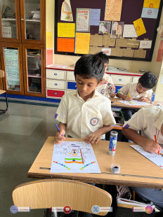 13---Std-1-to-6-Enjoying-Art-Workshop-on-78th-Independence-Day-