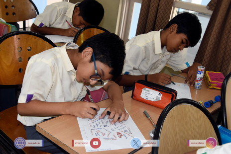 237---Std-1-to-6-Enjoying-Art-Workshop-on-78th-Independence-Day-