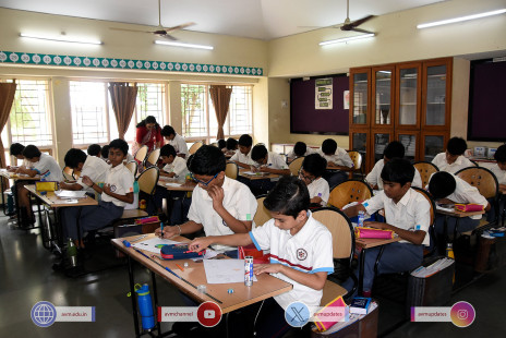 239---Std-1-to-6-Enjoying-Art-Workshop-on-78th-Independence-Day-