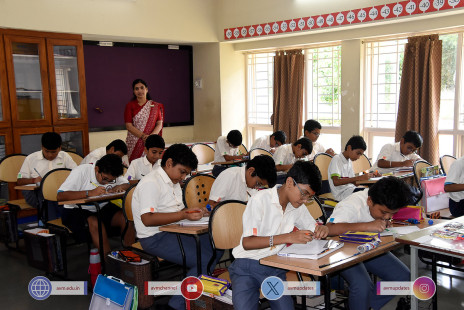 233---Std-1-to-6-Enjoying-Art-Workshop-on-78th-Independence-Day-