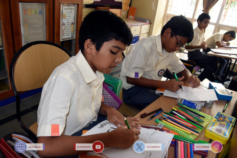 221---Std-1-to-6-Enjoying-Art-Workshop-on-78th-Independence-Day-