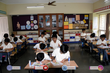 210---Std-1-to-6-Enjoying-Art-Workshop-on-78th-Independence-Day-