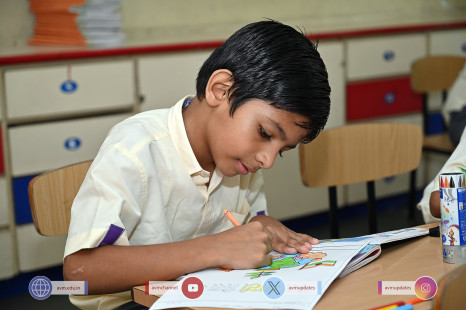 177---Std-1-to-6-Enjoying-Art-Workshop-on-78th-Independence-Day-