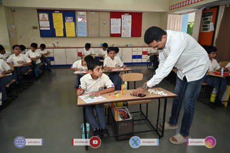 163---Std-1-to-6-Enjoying-Art-Workshop-on-78th-Independence-Day-