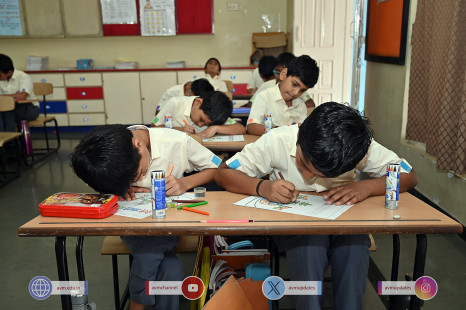 162---Std-1-to-6-Enjoying-Art-Workshop-on-78th-Independence-Day-