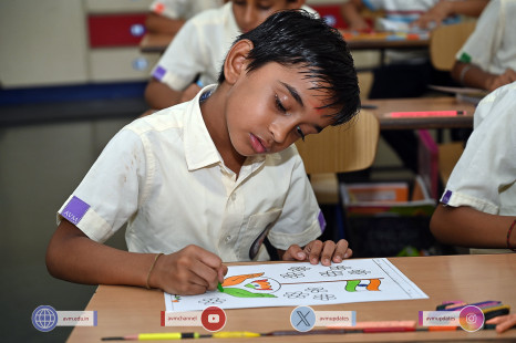 138---Std-1-to-6-Enjoying-Art-Workshop-on-78th-Independence-Day-