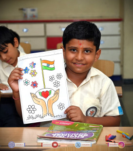132---Std-1-to-6-Enjoying-Art-Workshop-on-78th-Independence-Day-