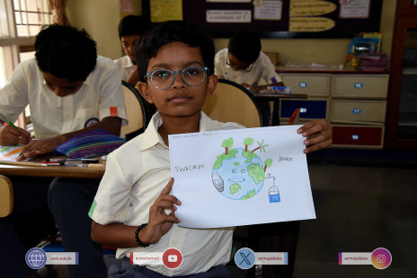 260---Std-1-to-6-Enjoying-Art-Workshop-on-78th-Independence-Day-