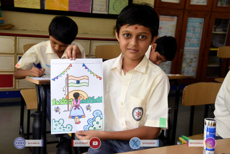 249---Std-1-to-6-Enjoying-Art-Workshop-on-78th-Independence-Day-