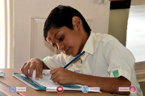 216---Std-1-to-6-Enjoying-Art-Workshop-on-78th-Independence-Day-