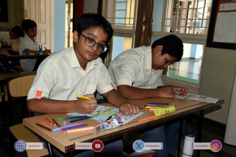 211---Std-1-to-6-Enjoying-Art-Workshop-on-78th-Independence-Day-
