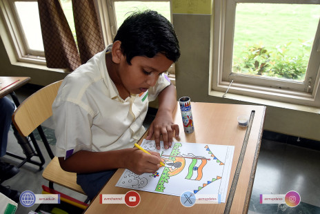 204---Std-1-to-6-Enjoying-Art-Workshop-on-78th-Independence-Day-