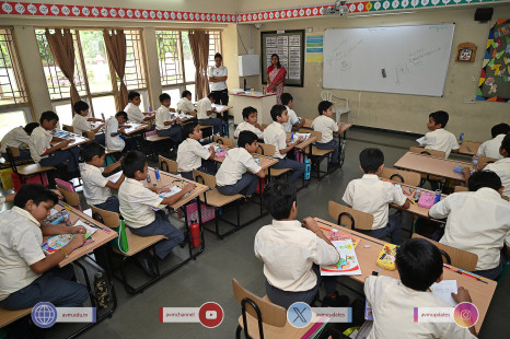 181---Std-1-to-6-Enjoying-Art-Workshop-on-78th-Independence-Day-
