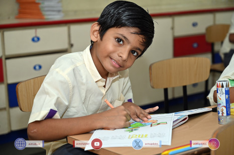 176---Std-1-to-6-Enjoying-Art-Workshop-on-78th-Independence-Day-