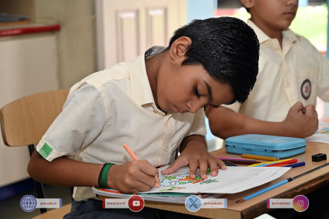 169---Std-1-to-6-Enjoying-Art-Workshop-on-78th-Independence-Day-