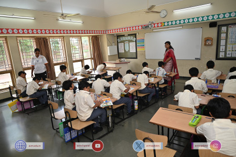 160---Std-1-to-6-Enjoying-Art-Workshop-on-78th-Independence-Day-
