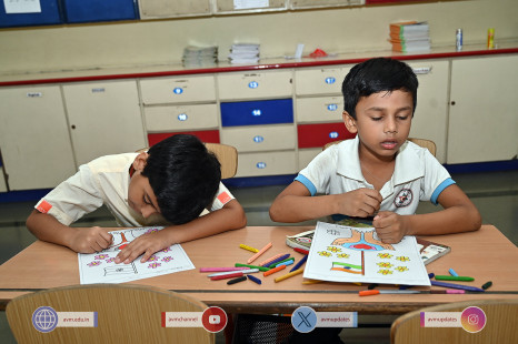 136---Std-1-to-6-Enjoying-Art-Workshop-on-78th-Independence-Day-