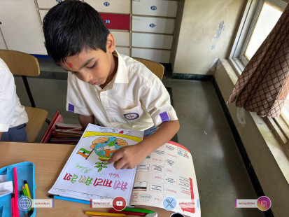 91---Std-1-to-6-Enjoying-Art-Workshop-on-78th-Independence-Day-