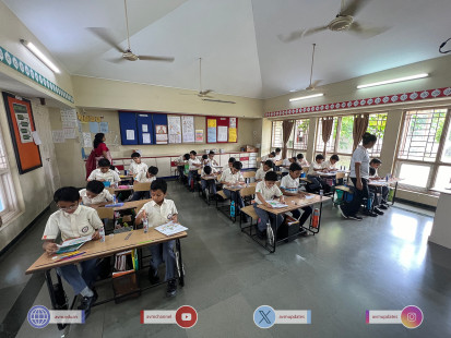 45---Std-1-to-6-Enjoying-Art-Workshop-on-78th-Independence-Day-