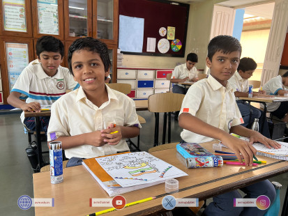 25---Std-1-to-6-Enjoying-Art-Workshop-on-78th-Independence-Day-