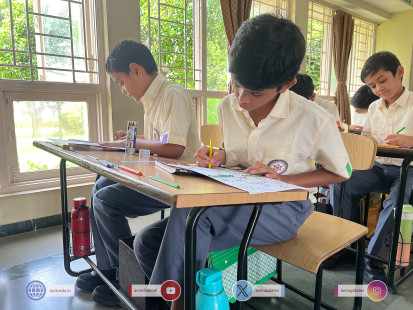 20---Std-1-to-6-Enjoying-Art-Workshop-on-78th-Independence-Day-