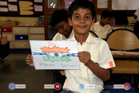 258---Std-1-to-6-Enjoying-Art-Workshop-on-78th-Independence-Day-