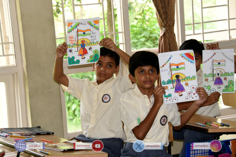 253---Std-1-to-6-Enjoying-Art-Workshop-on-78th-Independence-Day-